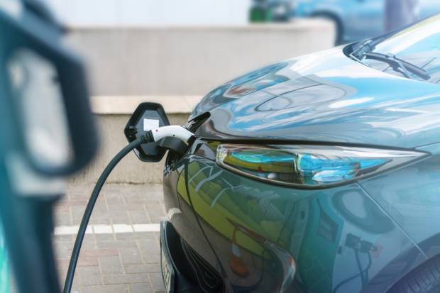 Los coches electrificados, híbridos y de gas sí aumentan sus ventas