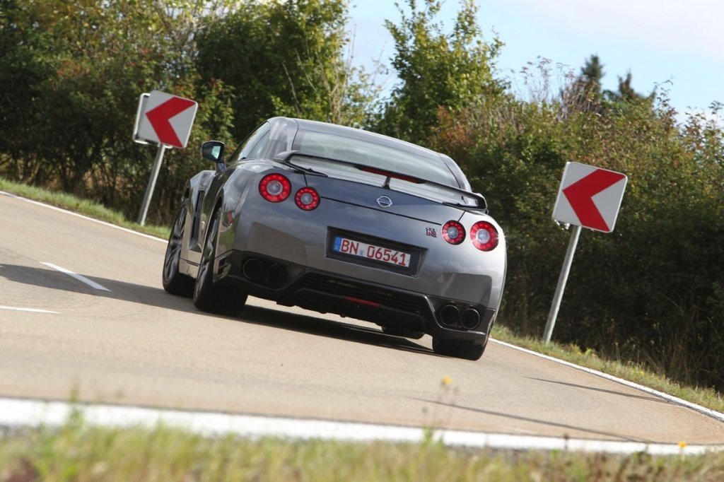 Nuevos Coches: Nissan GT-R 2012, vídeo y fotos del nuevo “Godzilla”