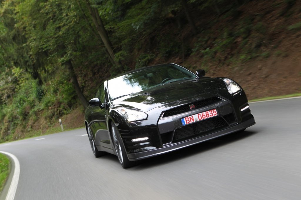 Nuevos Coches: Nissan GT-R 2012, vídeo y fotos del nuevo “Godzilla”