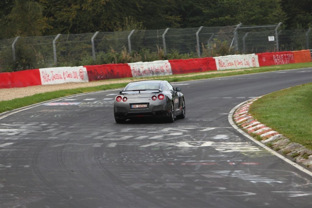 Nuevos Coches: Nissan GT-R 2012, vídeo y fotos del nuevo “Godzilla”