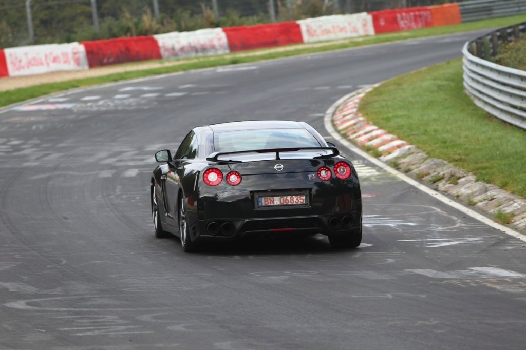 Nuevos Coches: Nissan GT-R 2012, vídeo y fotos del nuevo “Godzilla”