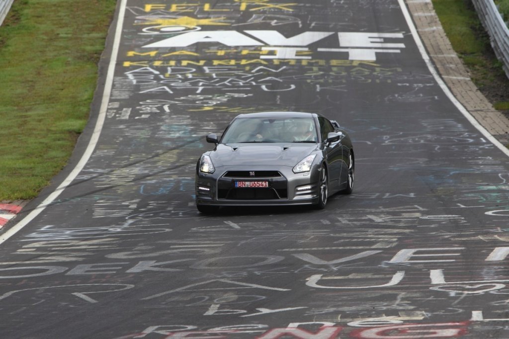 Nuevos Coches: Nissan GT-R 2012, vídeo y fotos del nuevo “Godzilla”