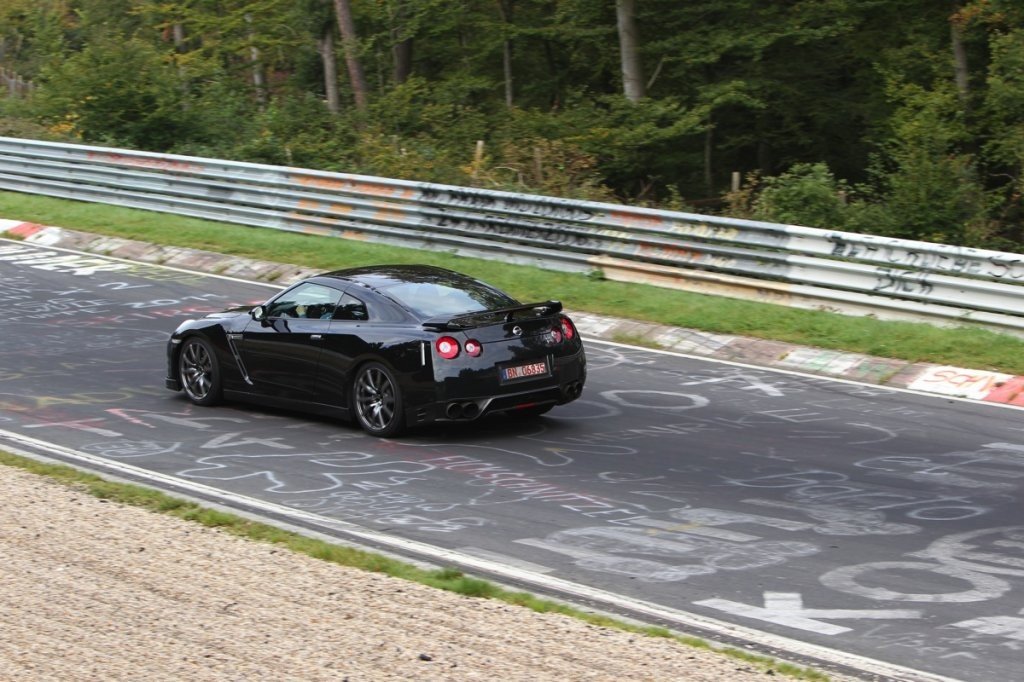 Nuevos Coches: Nissan GT-R 2012, vídeo y fotos del nuevo “Godzilla”