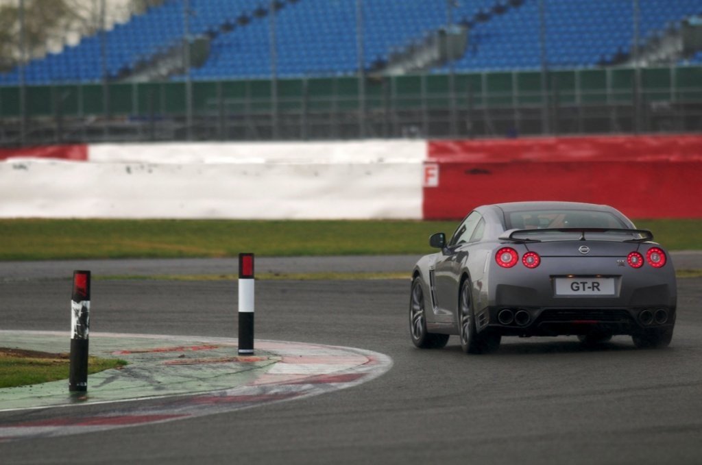 Nuevos Coches: Nissan GT-R 2012, vídeo y fotos del nuevo “Godzilla”