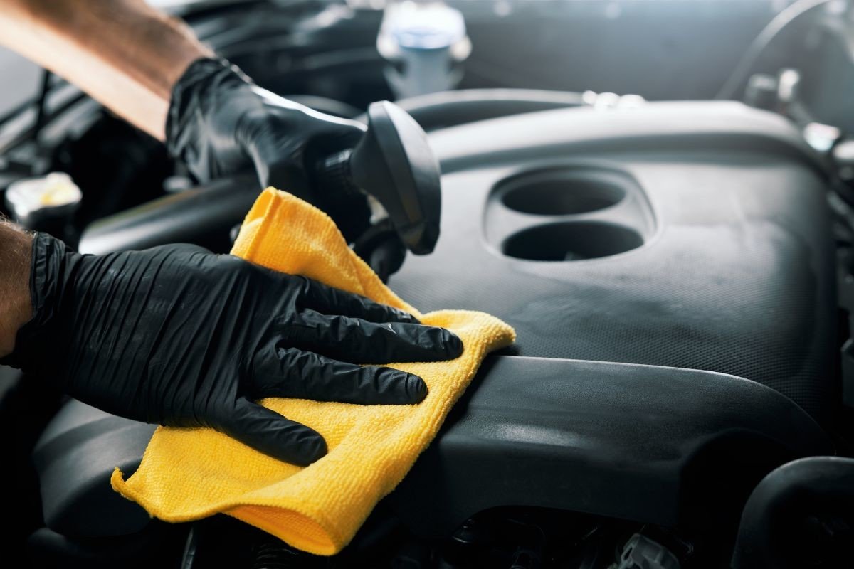 Cómo restaurar el color negro de los plásticos de tu coche