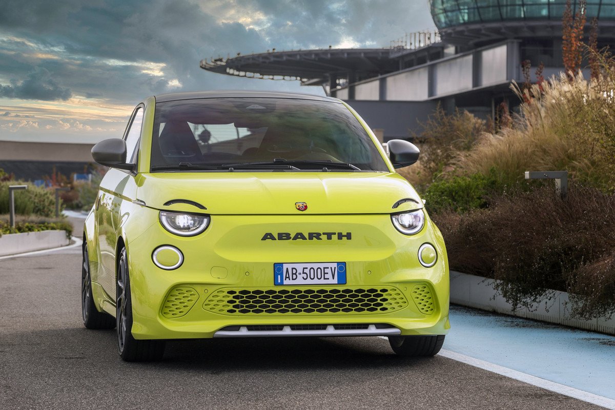 Abarth 500e: eléctrico, con 154 CV, sonido y versión de lanzamiento “Scorpionissima”