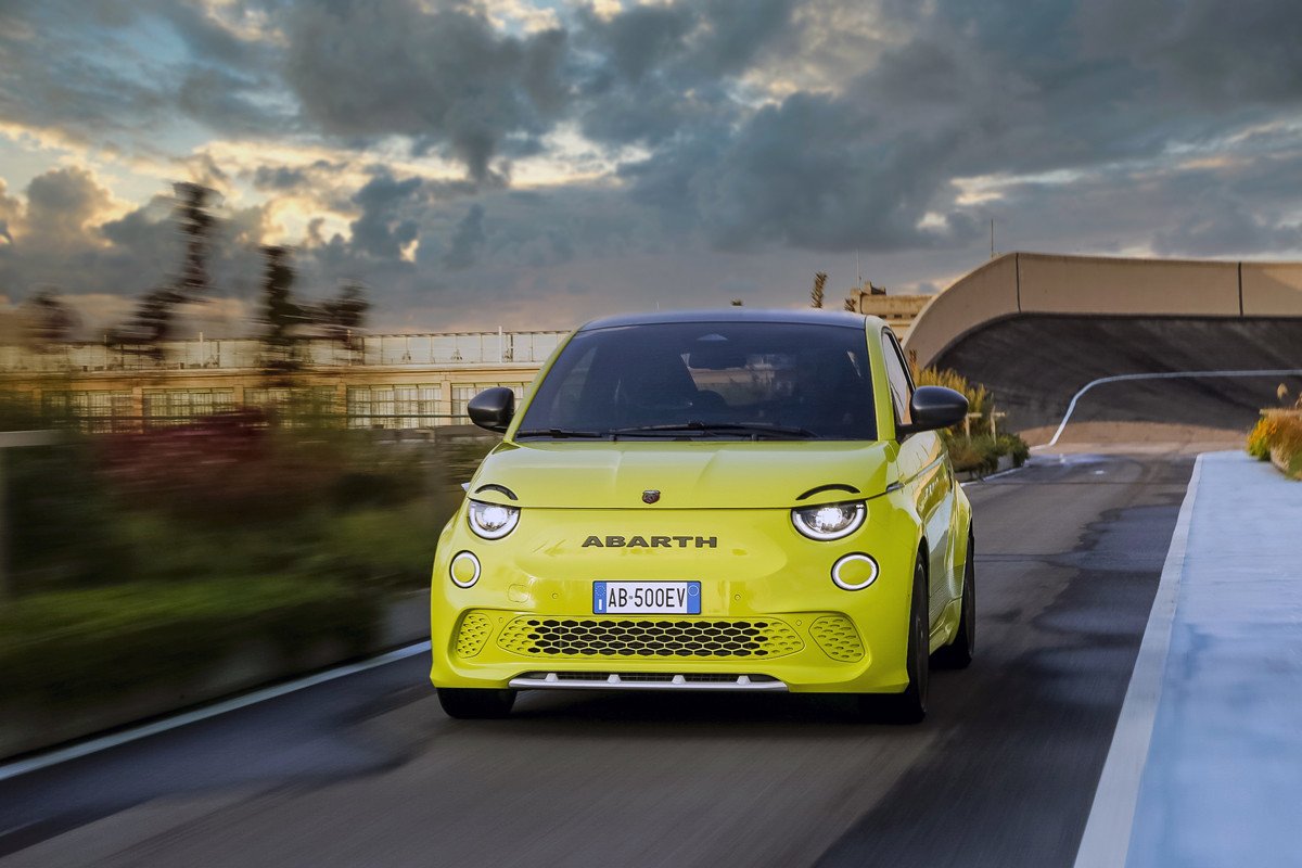 Abarth 500e: eléctrico, con 154 CV, sonido y versión de lanzamiento “Scorpionissima”