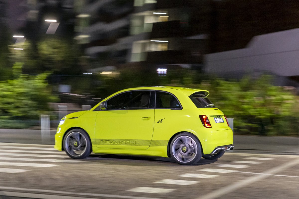 Abarth 500e: eléctrico, con 154 CV, sonido y versión de lanzamiento “Scorpionissima”