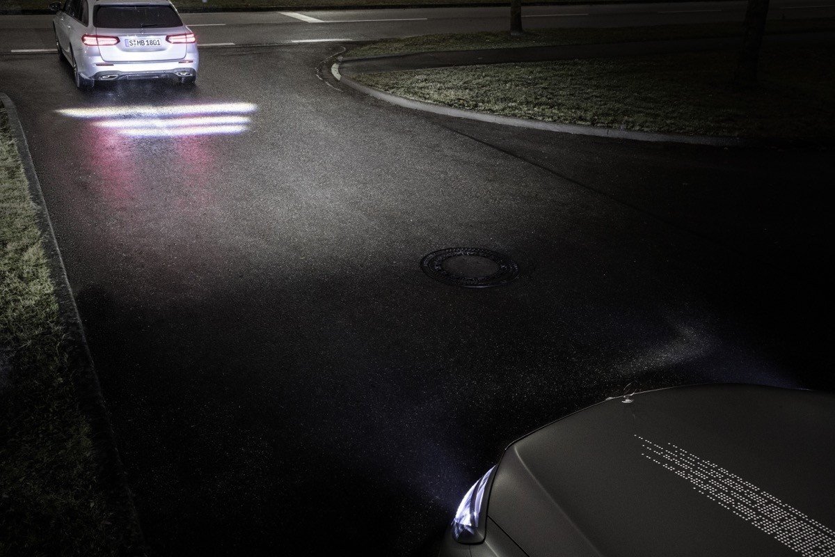Mercedes revoluciona la iluminación del automóvil con sus faros digitales