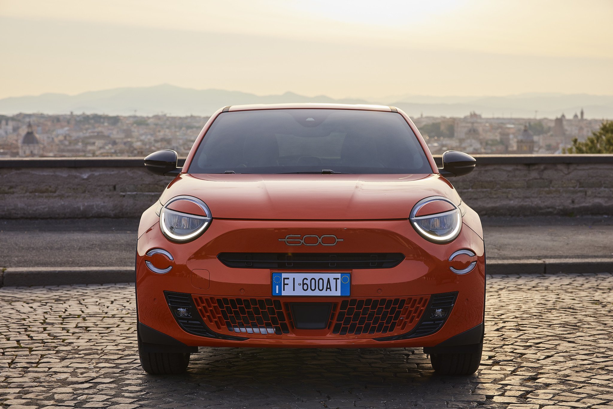 El Fiat 600 resucita convertido en un SUV eléctrico con hasta 600 km de autonomía