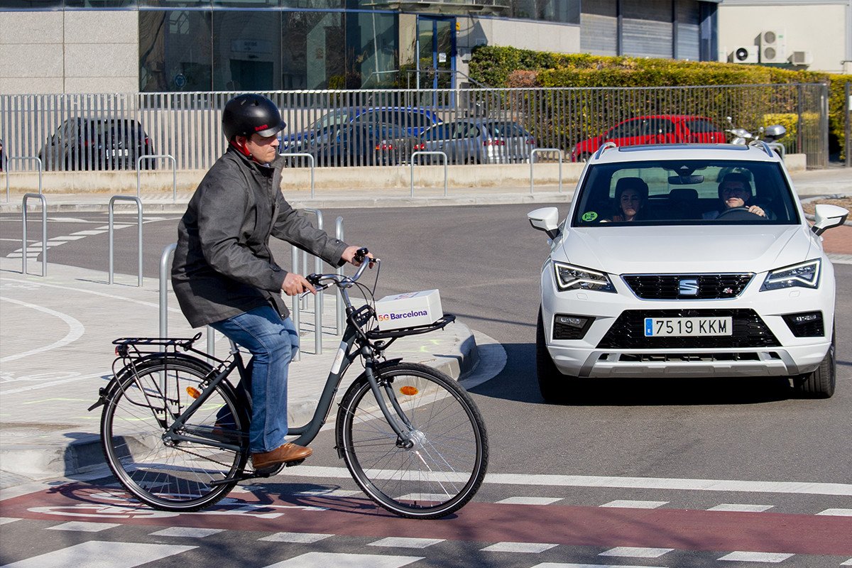 coche conectado respeta ciclista