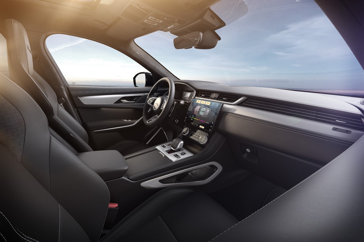 Jaguar F-PACE: estrena acabado R-Dynamic Black y mejora su equipamiento