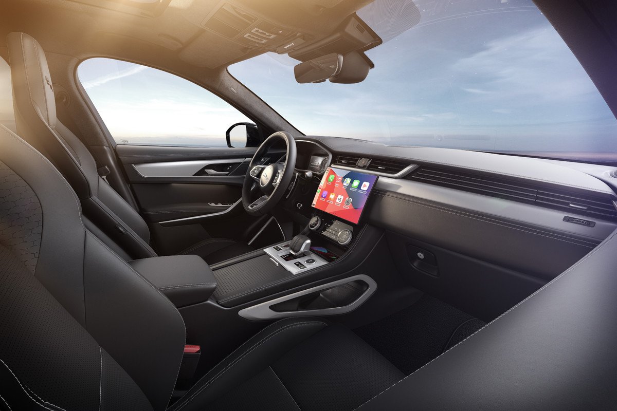 Jaguar F-PACE: estrena acabado R-Dynamic Black y mejora su equipamiento
