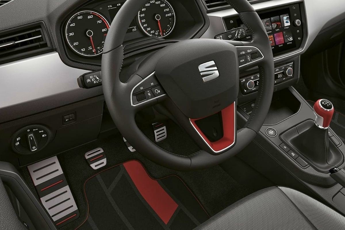 5 malos hábitos que desgastan el embrague de tu coche: evítalos y prolonga su vida útil