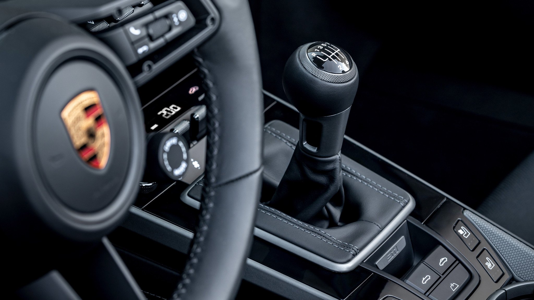 5 malos hábitos que desgastan el embrague de tu coche: evítalos y prolonga su vida útil