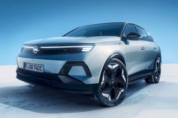 El Opel Grandland estrena versión eléctrica 4x4 y más de 500 km de autonomía