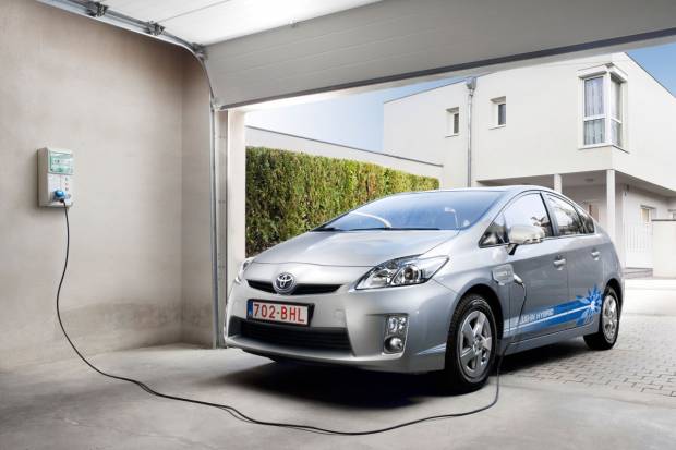 Toyota demuestra que usar un vehículo híbrido disminuye un 46% el consumo