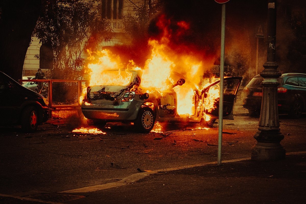 Qué hacer si te pilla un incendio al volante durante la mayor ola de calor del verano 