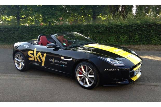 Chris Froome recibe un Jaguar F-Type por ganar el Tour