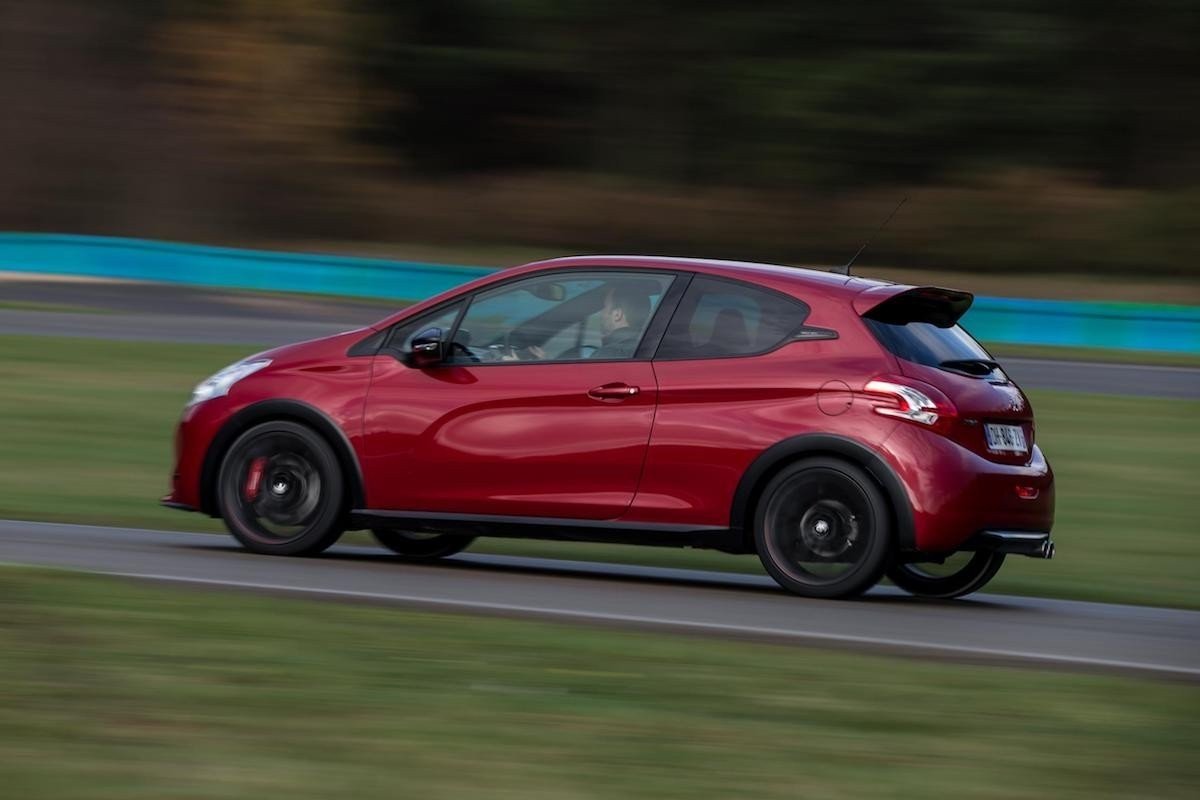 Los 10 coches deportivos con la potencia más barata
