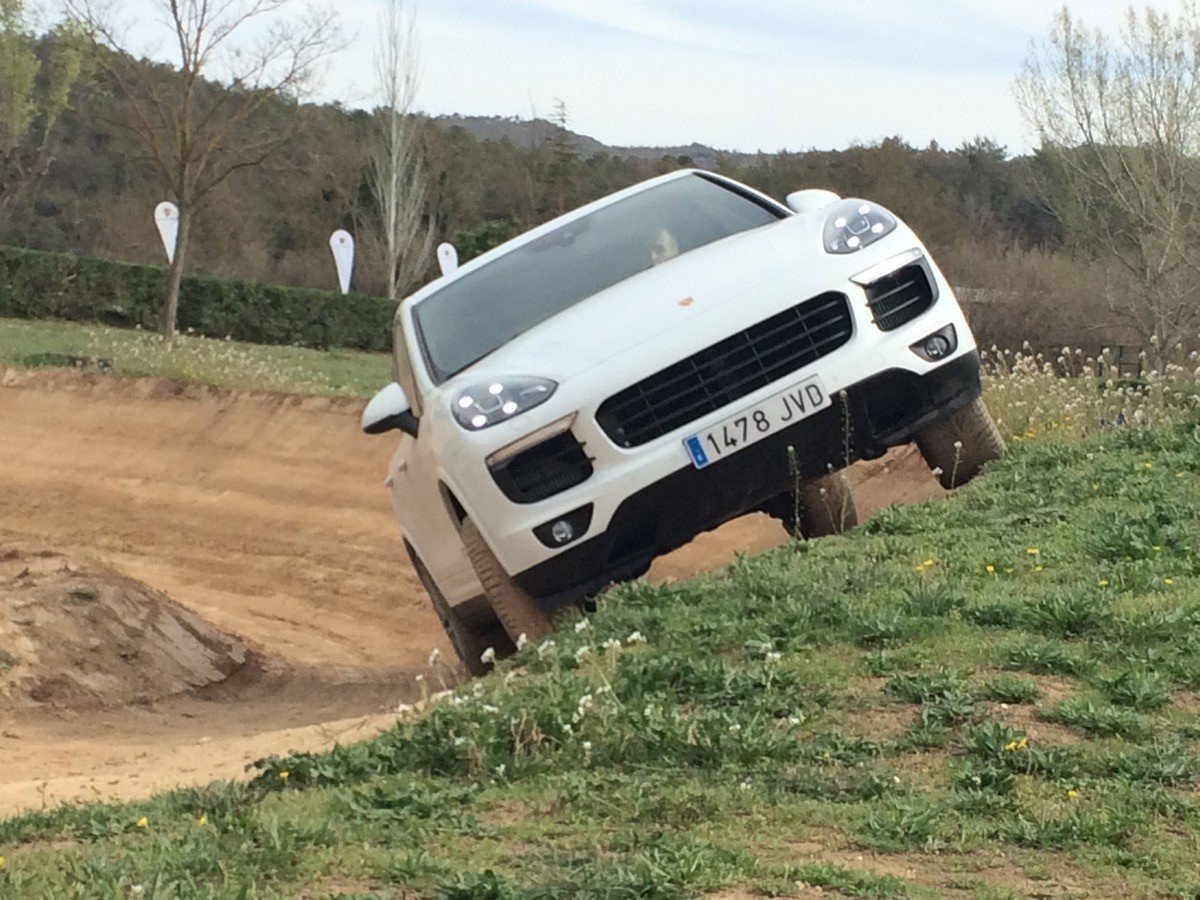 Prueba off-road: ¿hasta dónde puede llegar un Porsche Cayenne fuera del asfalto?