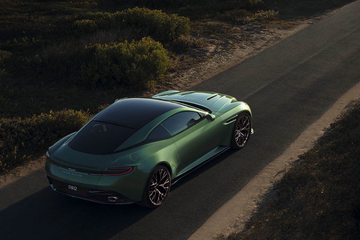 Aston Martin DB12: los ingleses a una nueva era con un deportivo que no es eléctrico