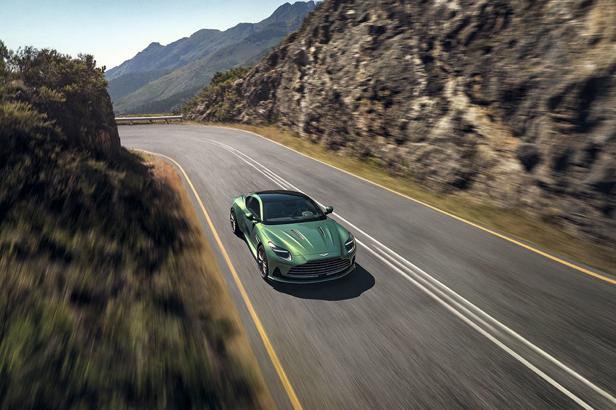 Aston Martin DB12: los ingleses a una nueva era con un deportivo que no es eléctrico