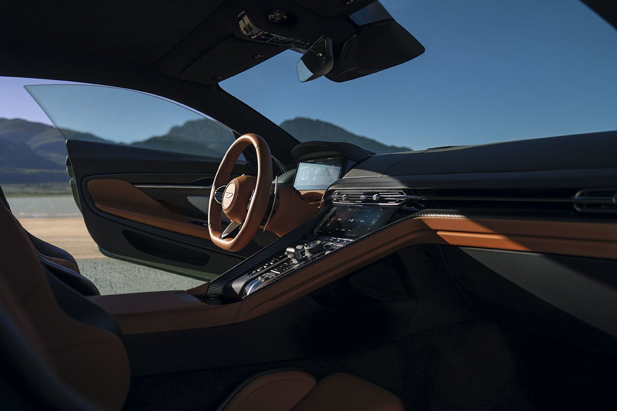 Aston Martin DB12: los ingleses a una nueva era con un deportivo que no es eléctrico