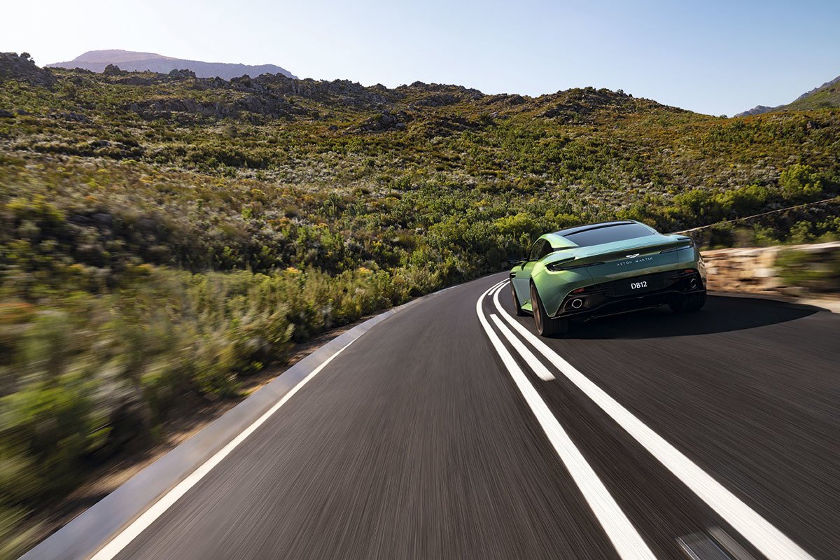 Aston Martin DB12: los ingleses a una nueva era con un deportivo que no es eléctrico