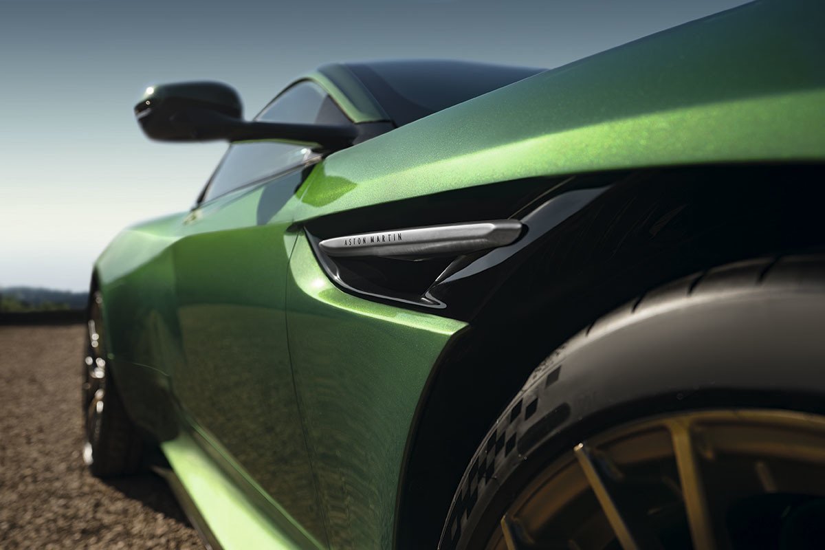 Aston Martin DB12: los ingleses a una nueva era con un deportivo que no es eléctrico