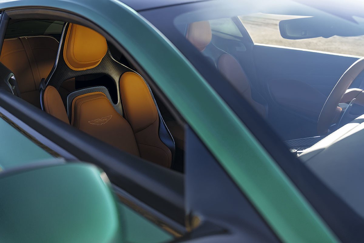 Aston Martin DB12: los ingleses a una nueva era con un deportivo que no es eléctrico