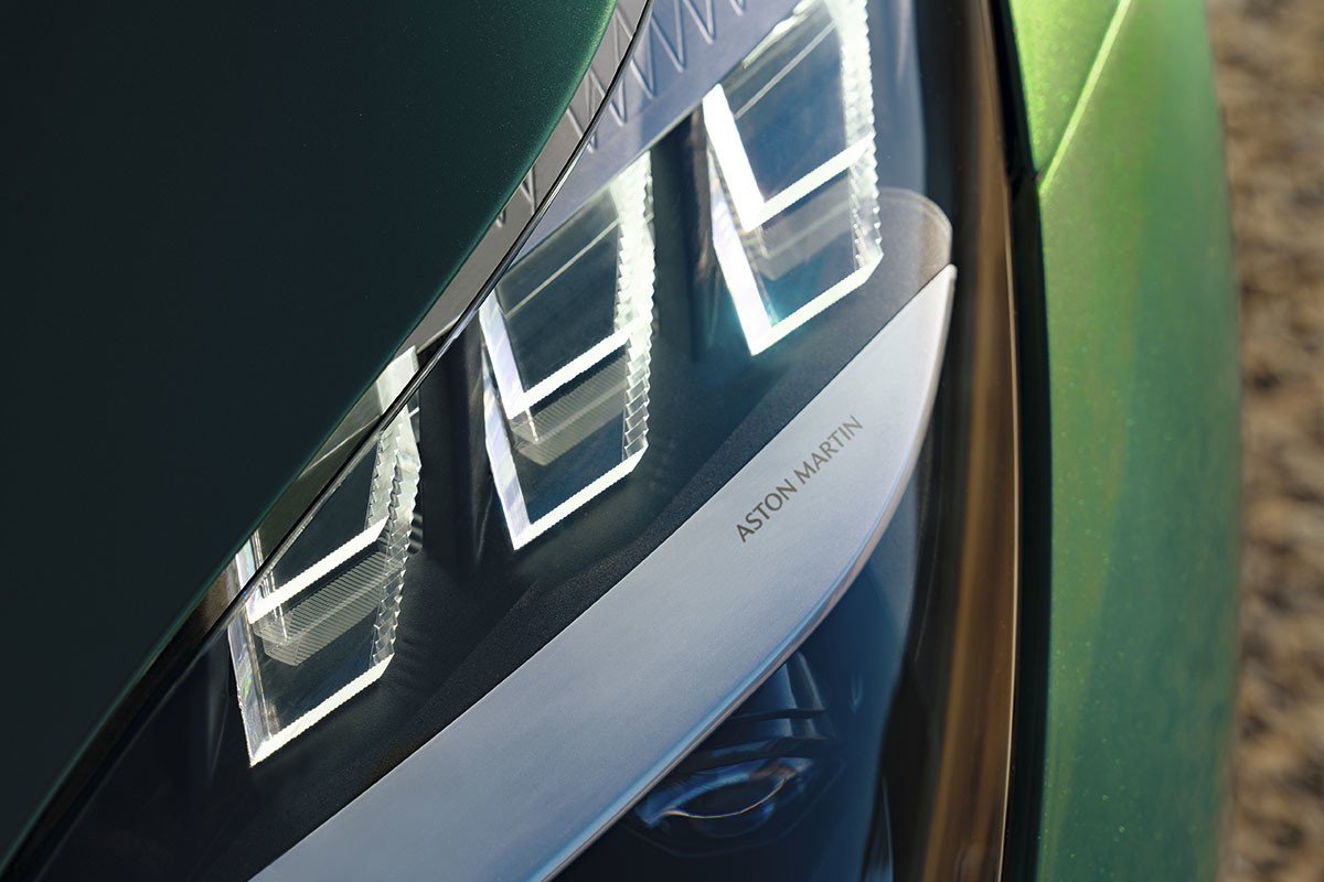 Aston Martin DB12: los ingleses a una nueva era con un deportivo que no es eléctrico