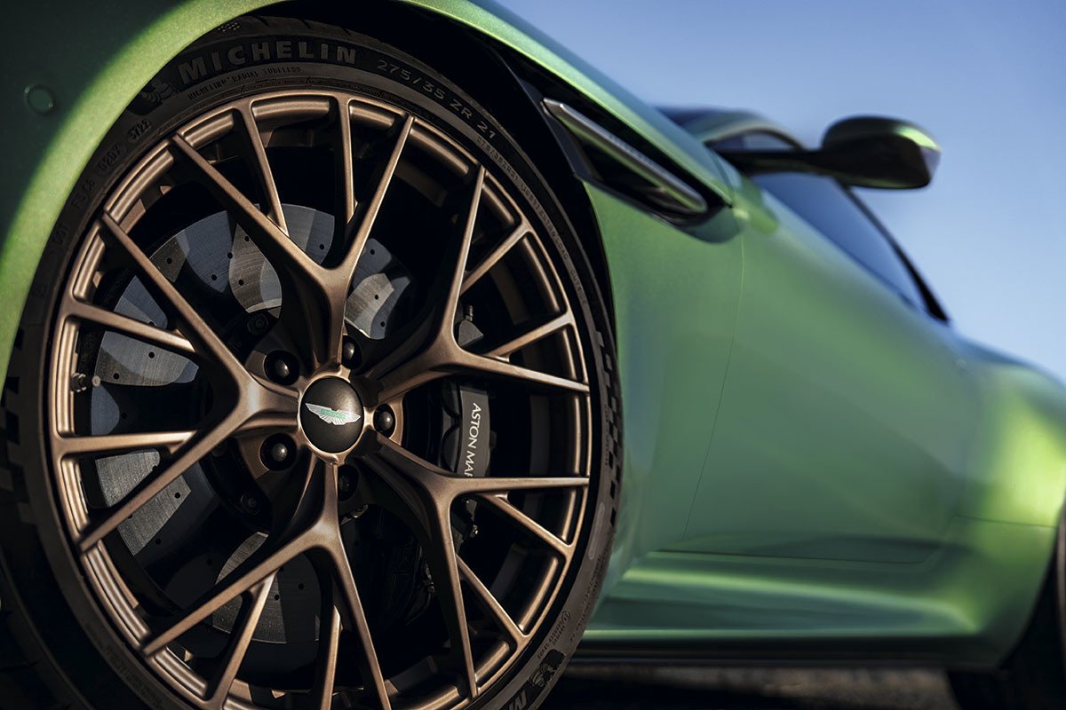 Aston Martin DB12: los ingleses a una nueva era con un deportivo que no es eléctrico