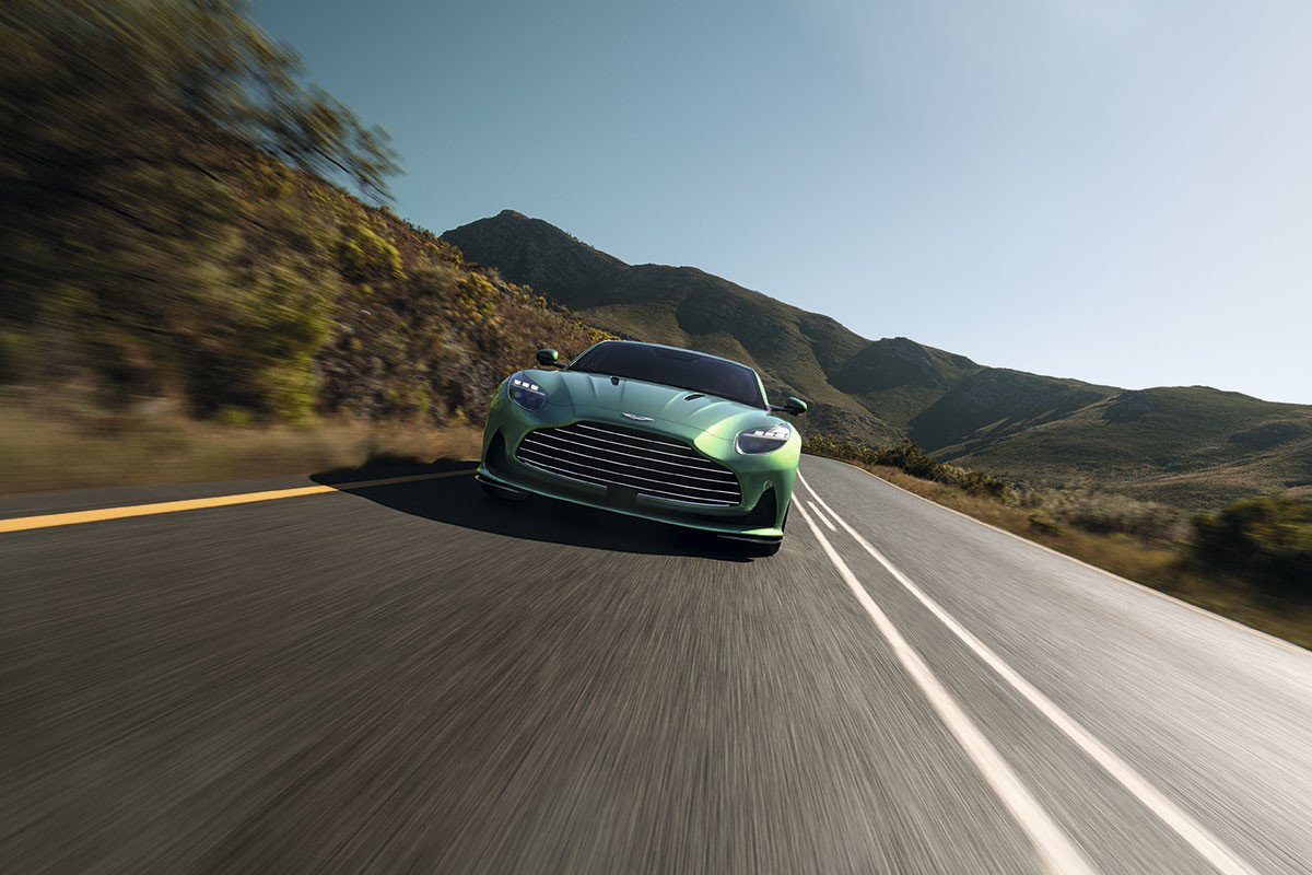 Aston Martin DB12: los ingleses a una nueva era con un deportivo que no es eléctrico