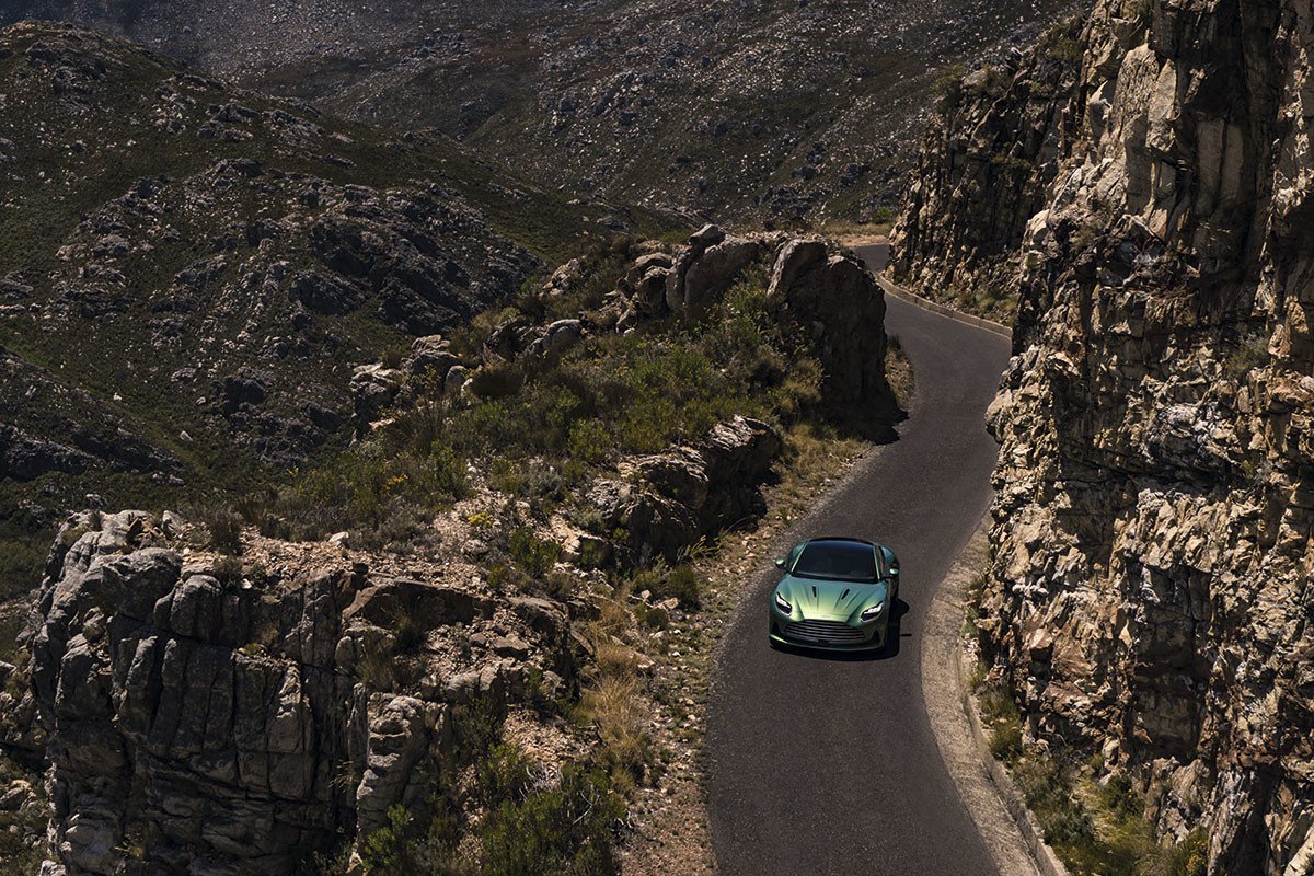 Aston Martin DB12: los ingleses a una nueva era con un deportivo que no es eléctrico