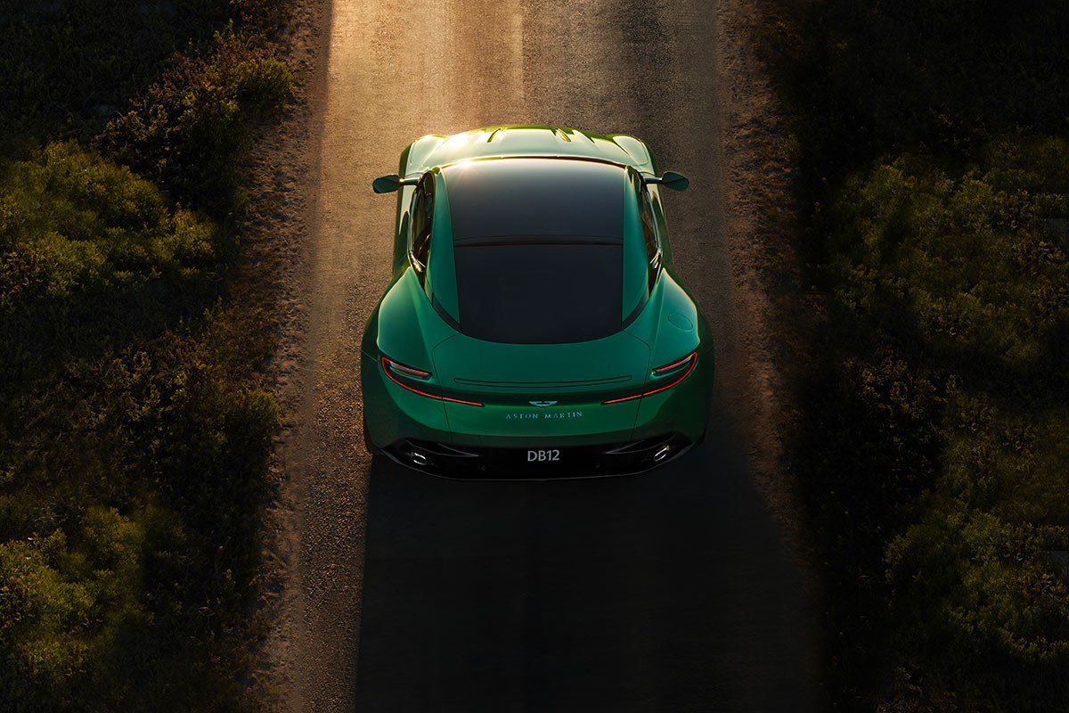 Aston Martin DB12: los ingleses a una nueva era con un deportivo que no es eléctrico