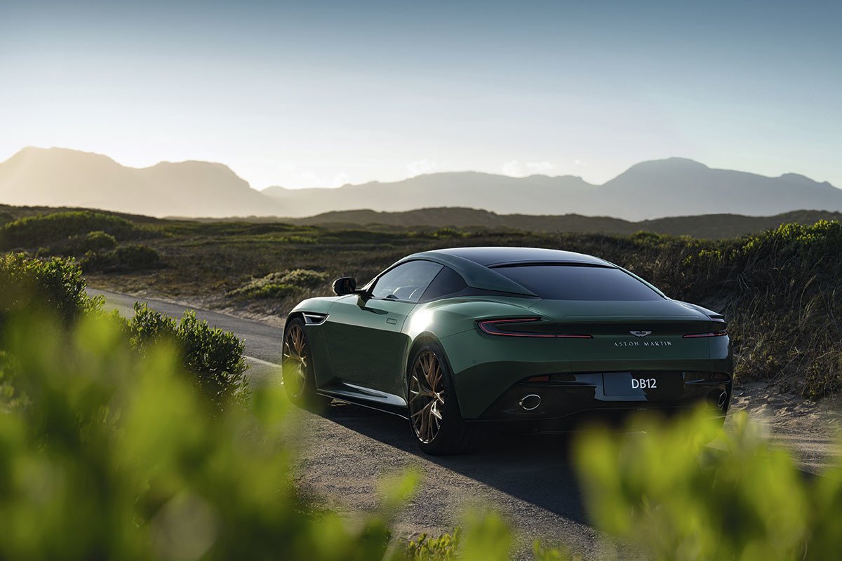 Aston Martin DB12: los ingleses a una nueva era con un deportivo que no es eléctrico