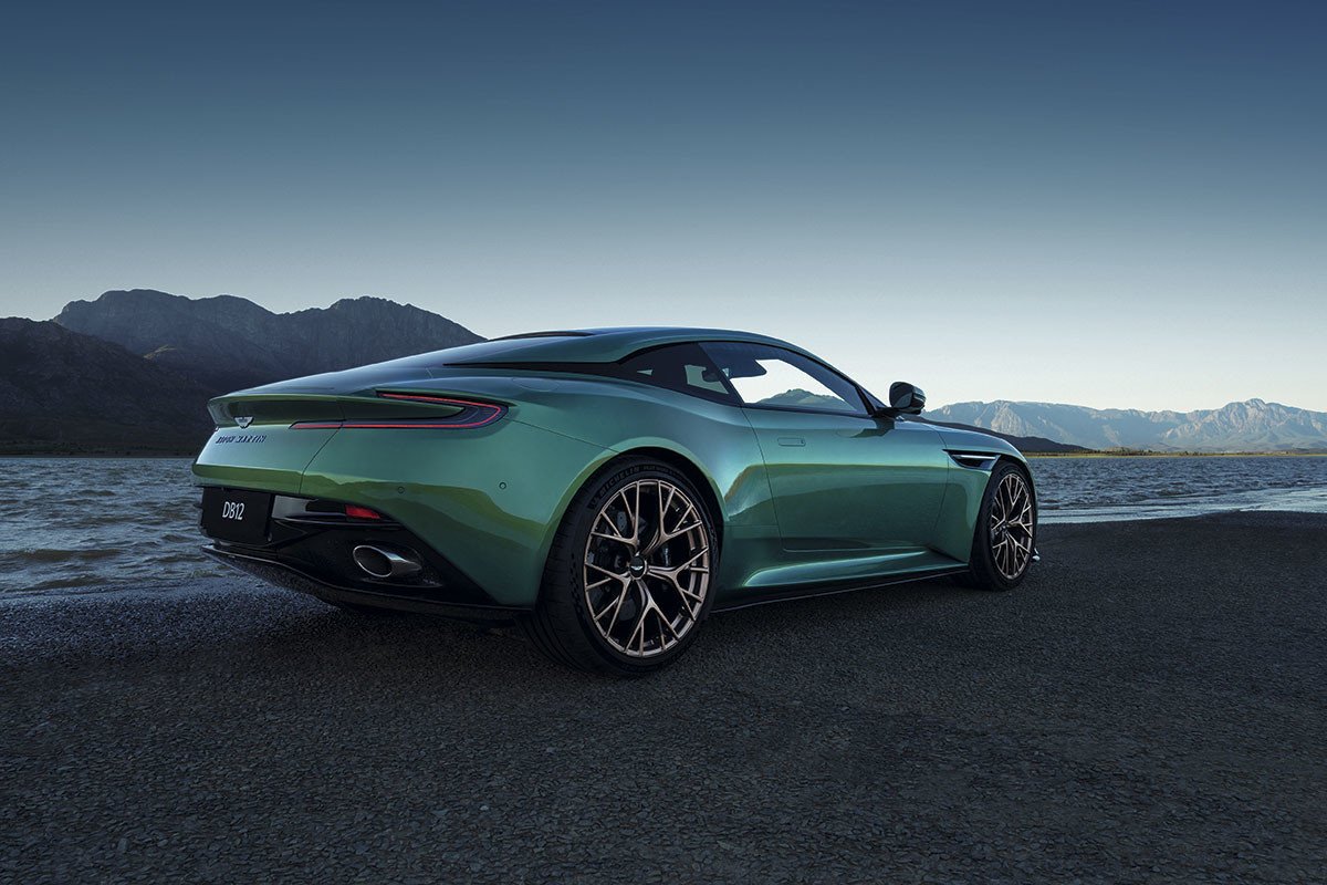 Aston Martin DB12: los ingleses a una nueva era con un deportivo que no es eléctrico