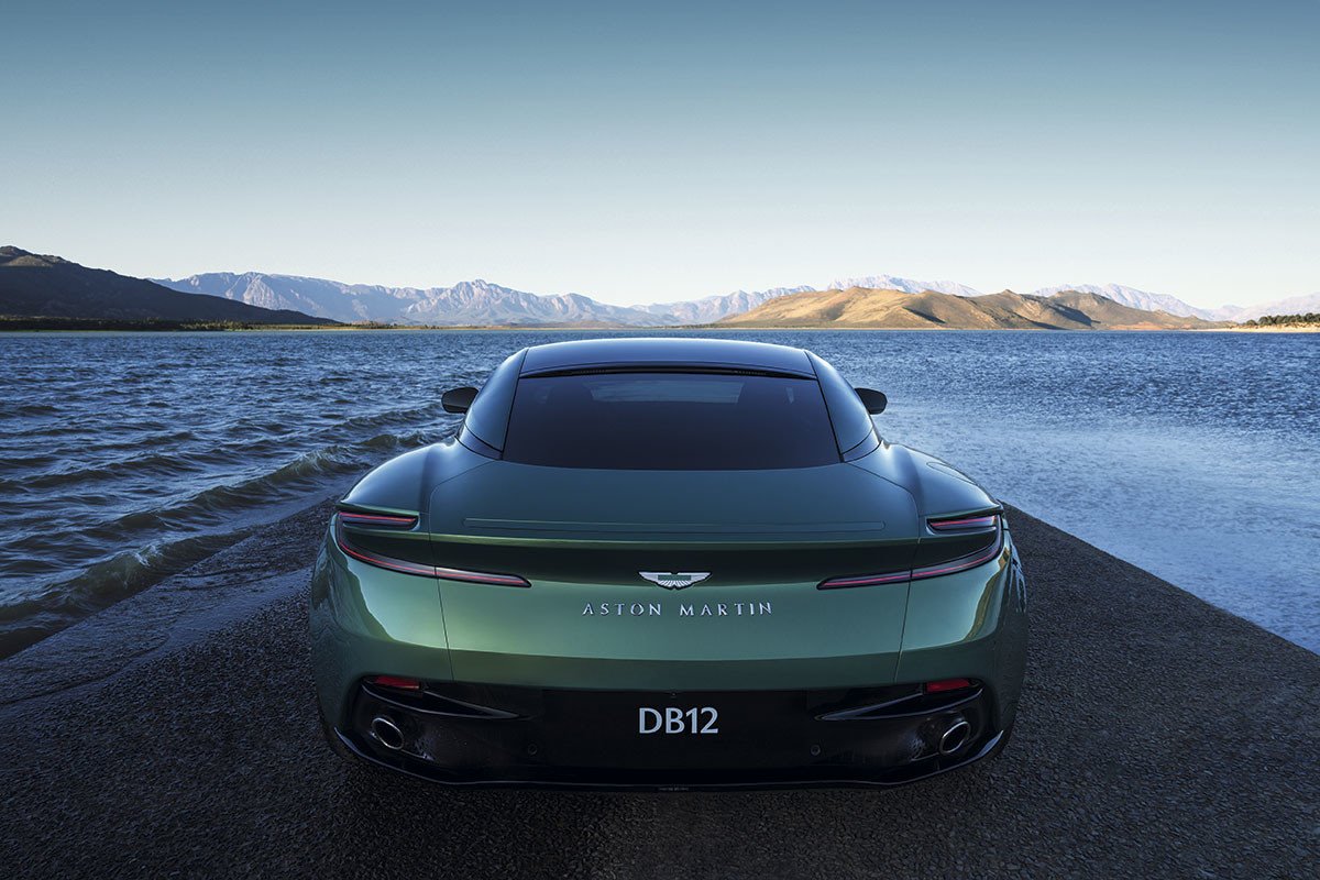 Aston Martin DB12: los ingleses a una nueva era con un deportivo que no es eléctrico