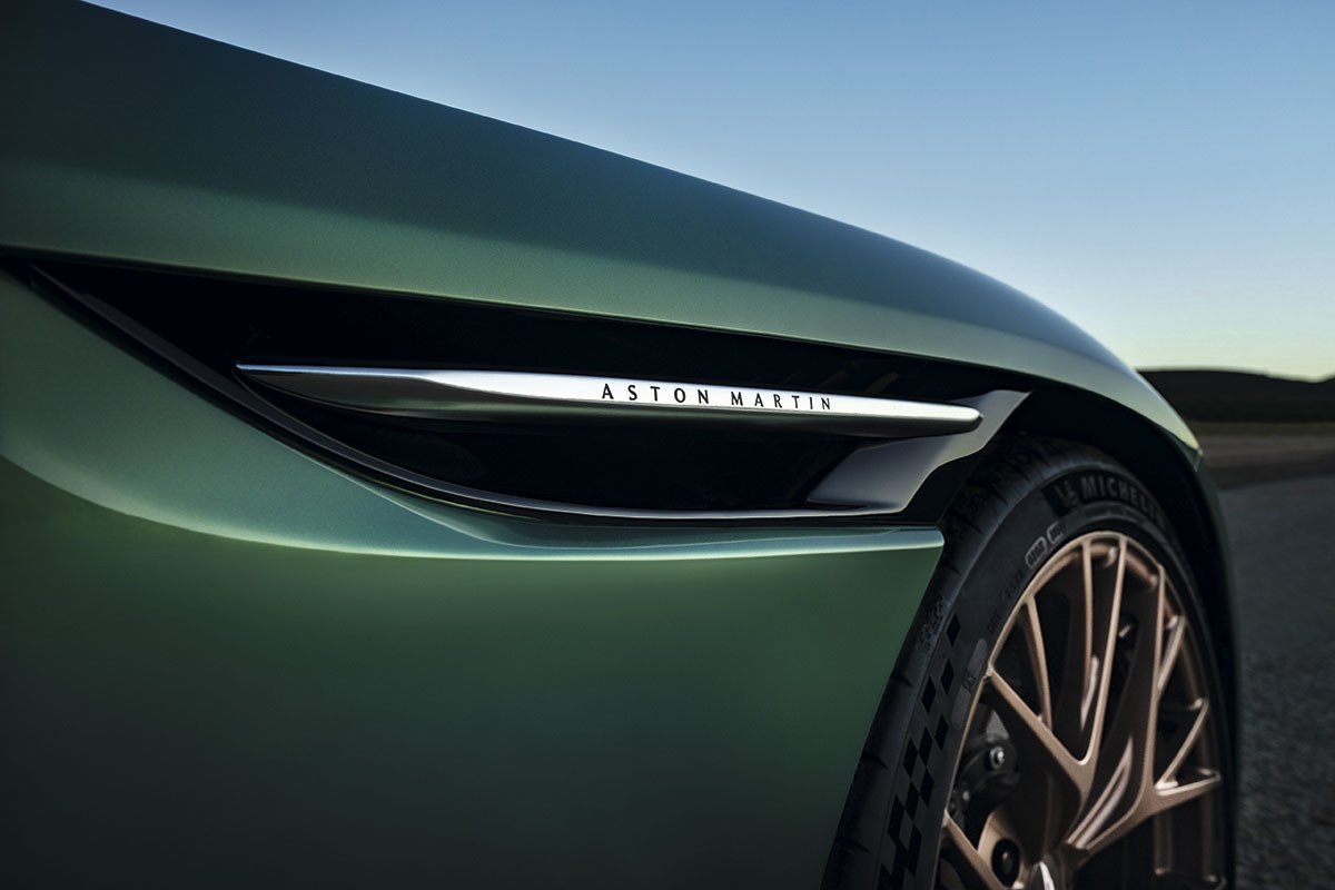 Aston Martin DB12: los ingleses a una nueva era con un deportivo que no es eléctrico