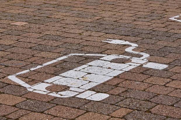 Así debe adaptarse la industria al coche eléctrico en España