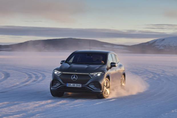 ¿Hace falta calentar el motor de un coche eléctrico?