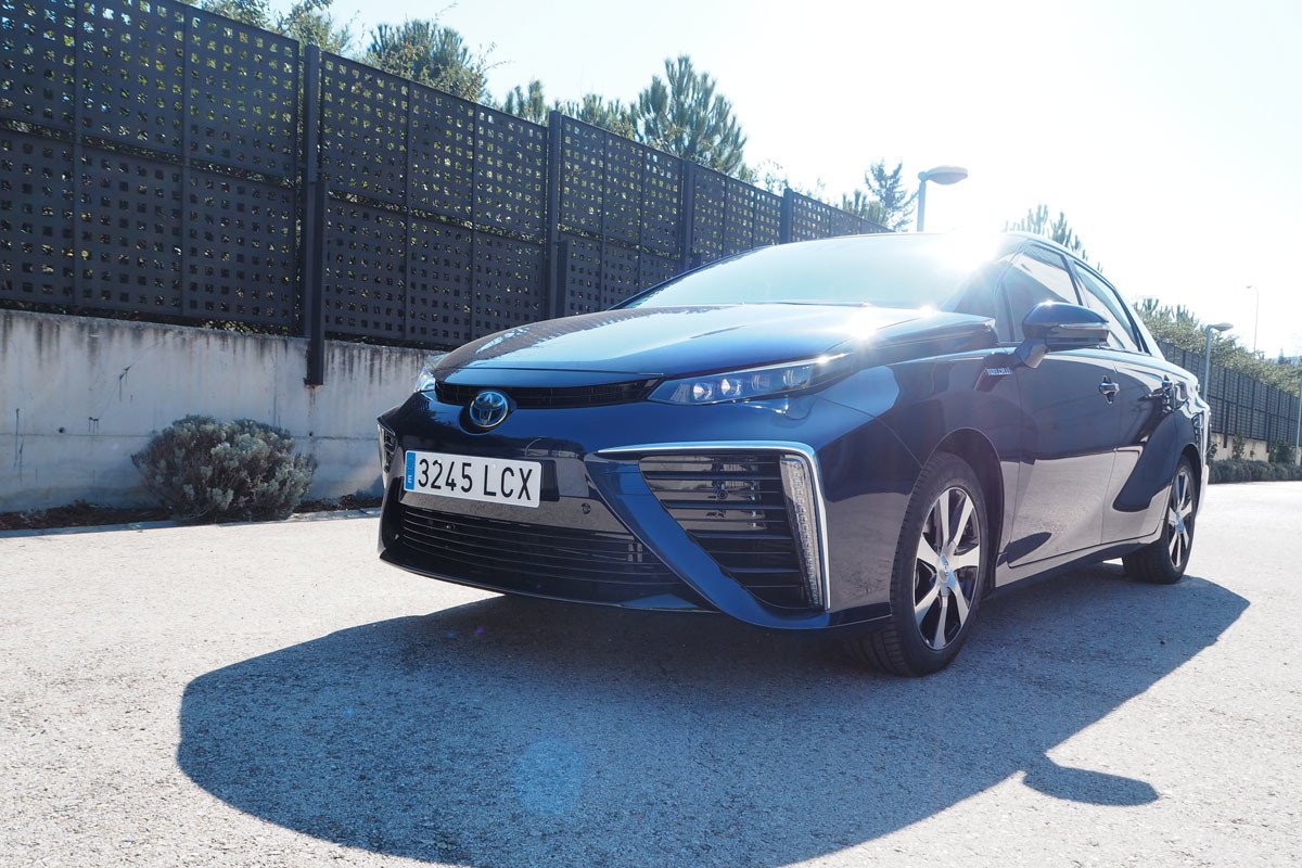 Prueba Toyota Mirai: te explicamos cómo va el coche de hidrógeno