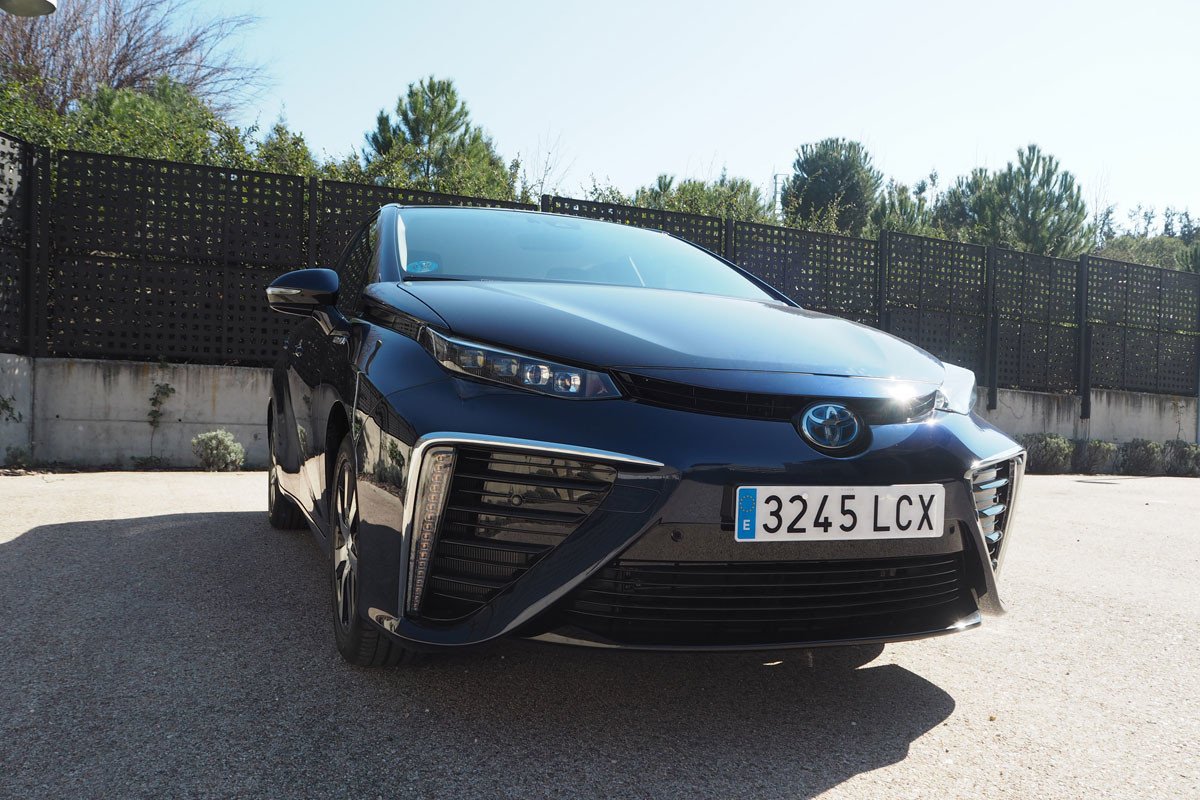 Prueba Toyota Mirai: te explicamos cómo va el coche de hidrógeno