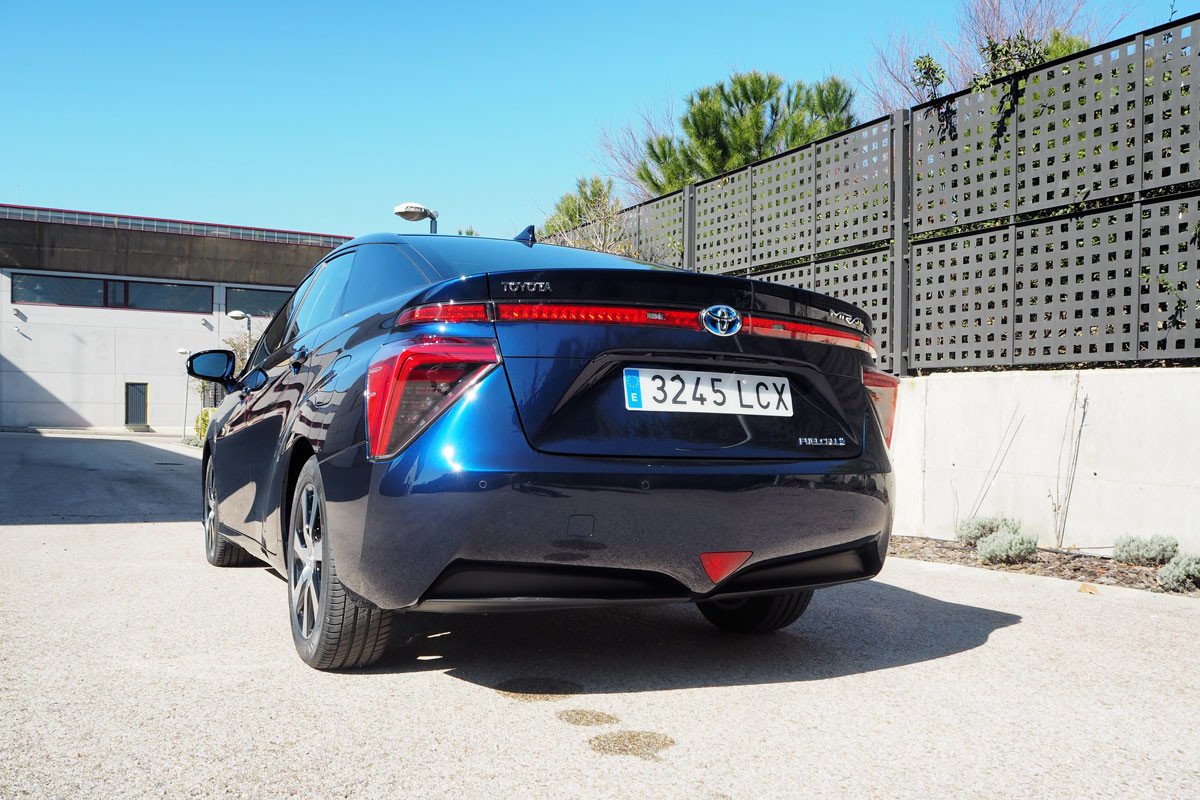 Prueba Toyota Mirai: te explicamos cómo va el coche de hidrógeno