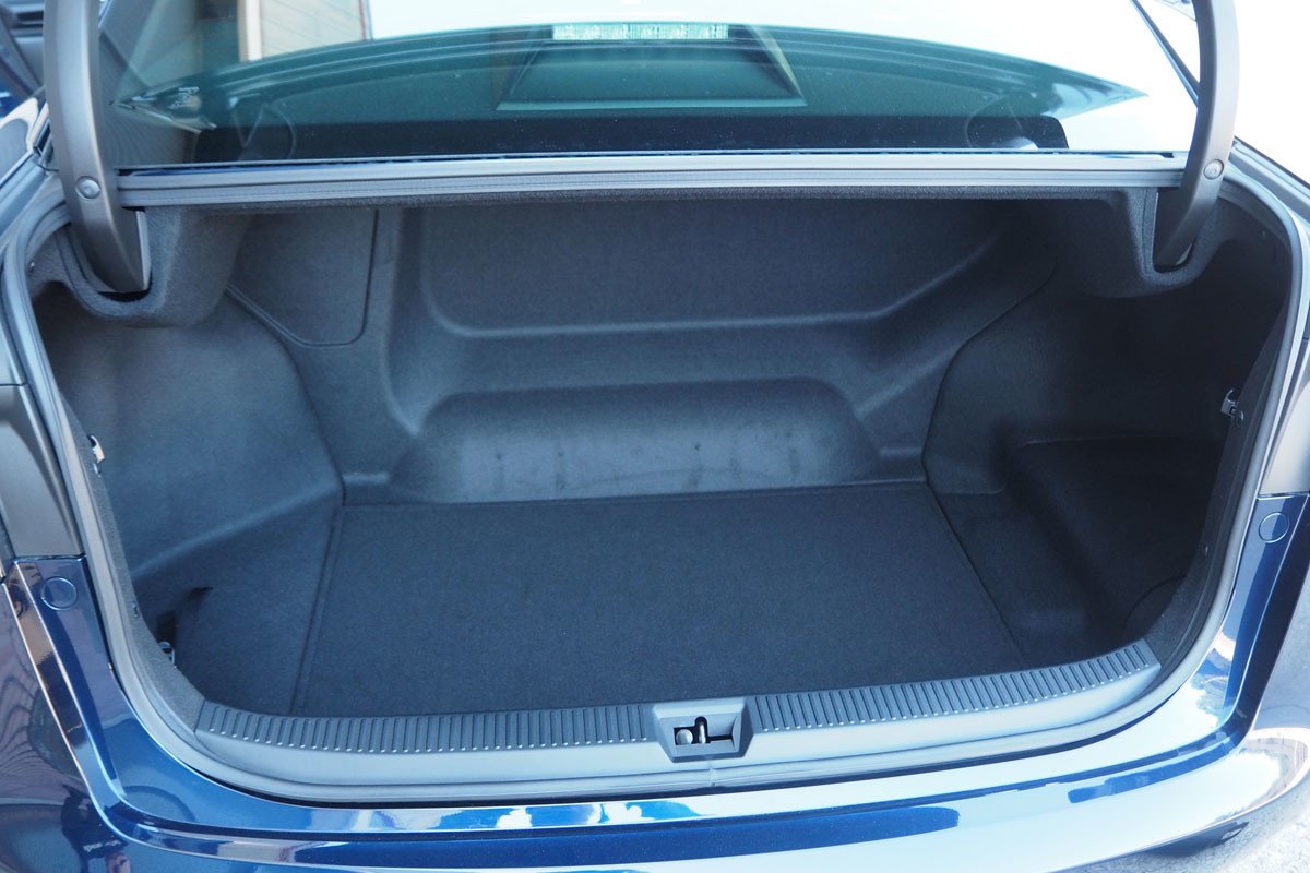 Prueba Toyota Mirai: te explicamos cómo va el coche de hidrógeno