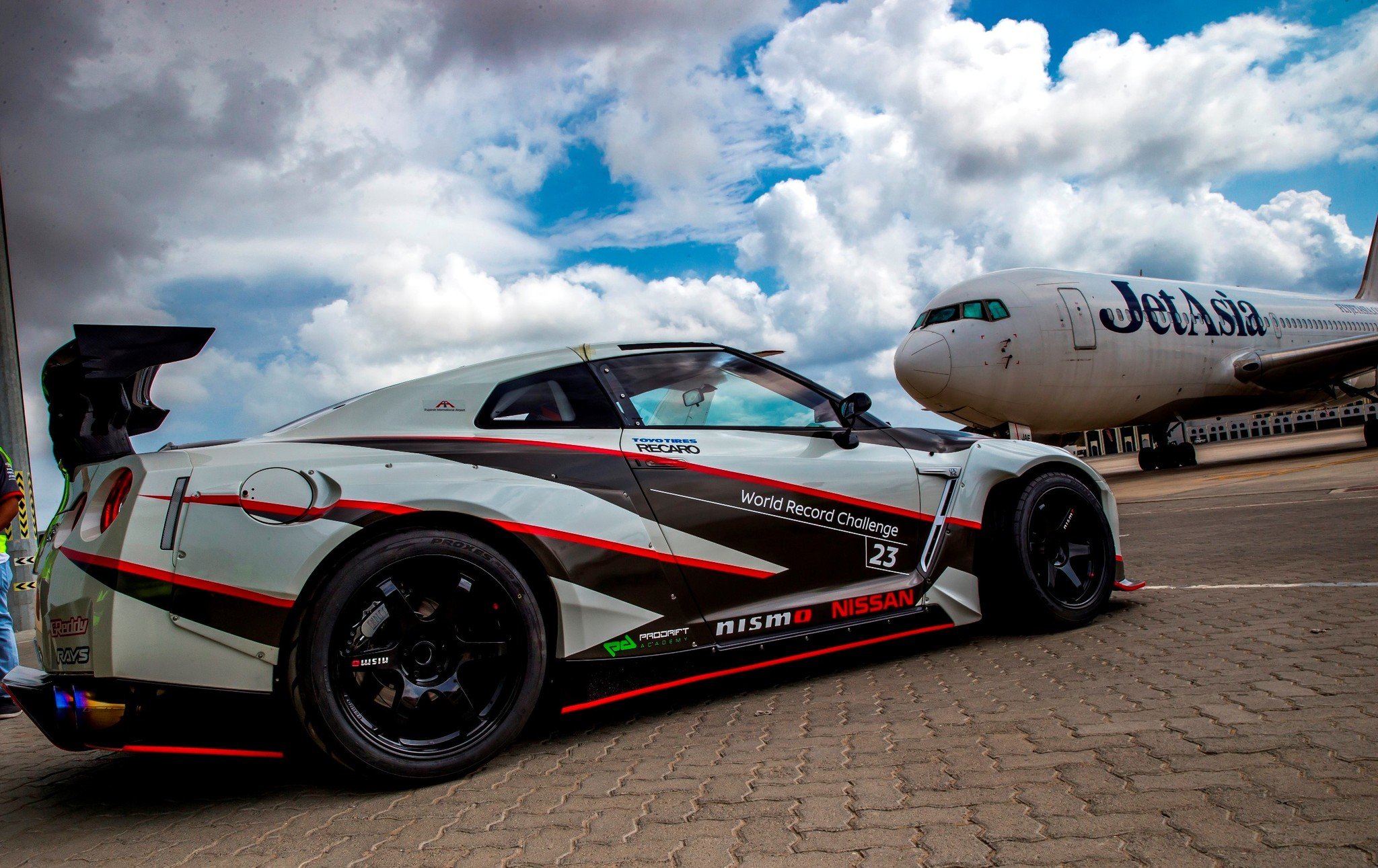 El Nissan GT-R Nismo batiendo récords de derrapada “a lo bestia”