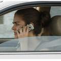 ¿Puedo evitar una multa por hablar con el móvil en el coche si no me paran?
