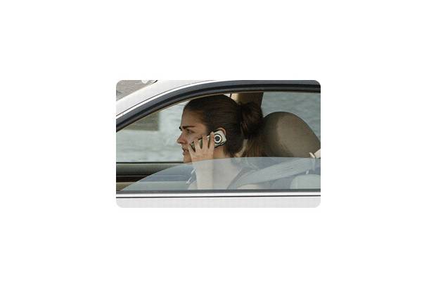 ¿Puedo evitar una multa por hablar con el móvil en el coche si no me paran?