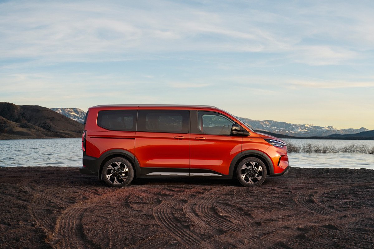 Nueva Ford Tourneo Custom, ahora con versiones diésel, PHEV y eléctrica
